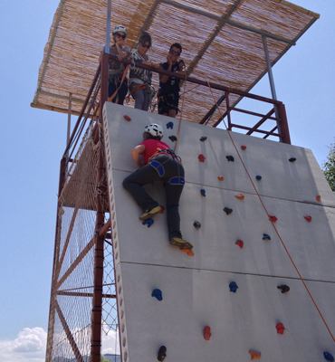 Niños en actividades de multiaventura en El Mas de Xetà